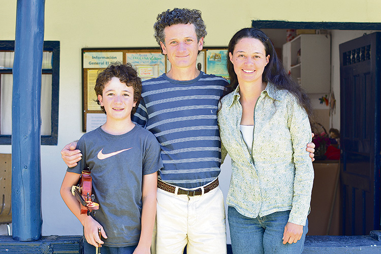Tomás, Juan Felipe y Luisa. Los Restrepo Cardona, una familia cuya esencia es el campo y la música.