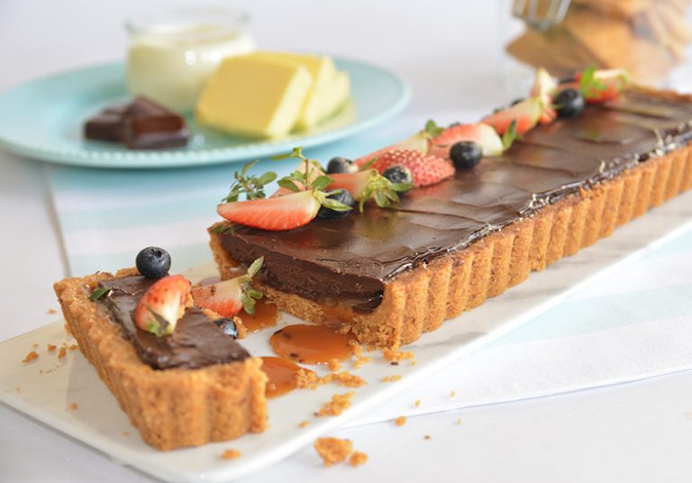 Tarta de chocolate amargo con caramelo y sal de mar