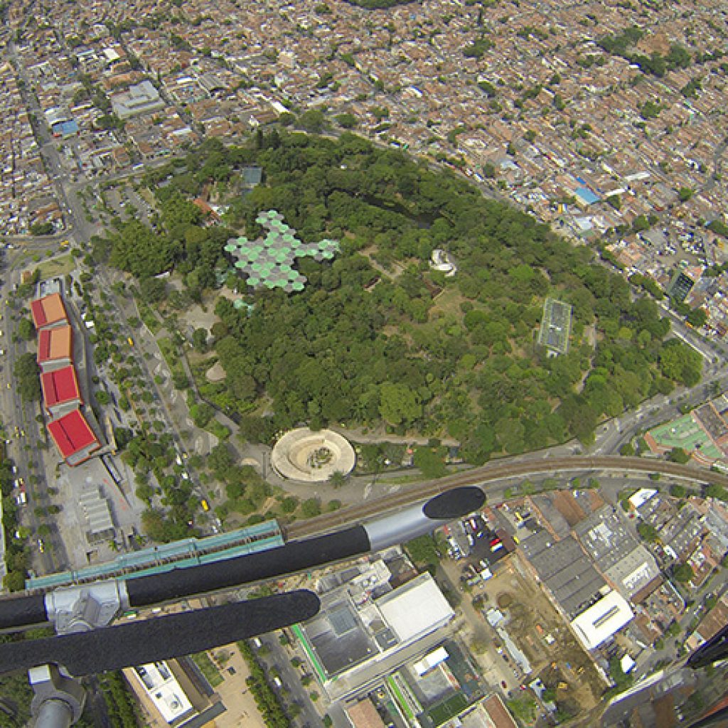 Volar en helicóptero a 300 metros de altura en Medellín