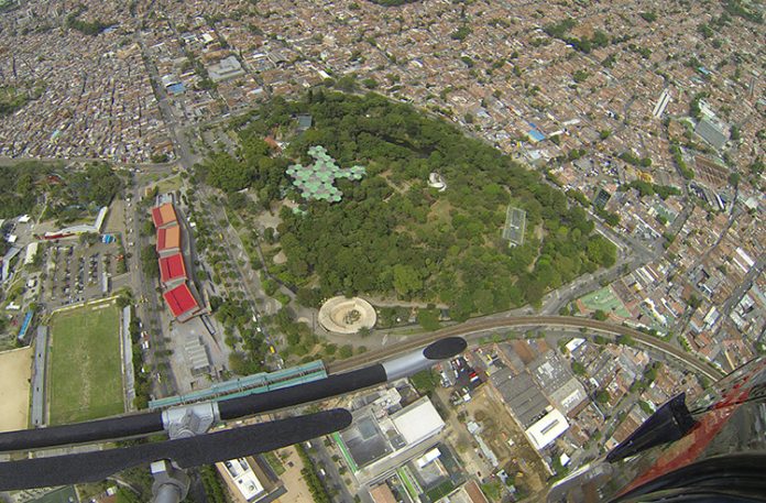 Volar en helicóptero a 300 metros de altura en Medellín