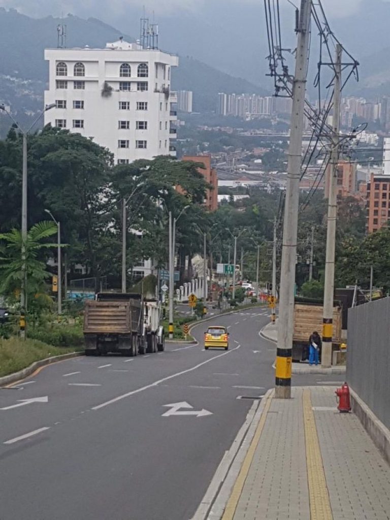 Volquetas mal estacionadas en Los Parra continúan incomodando a vecinos