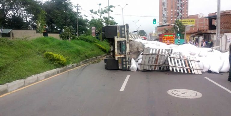 Camión de carga se volcó en vía de Sabaneta