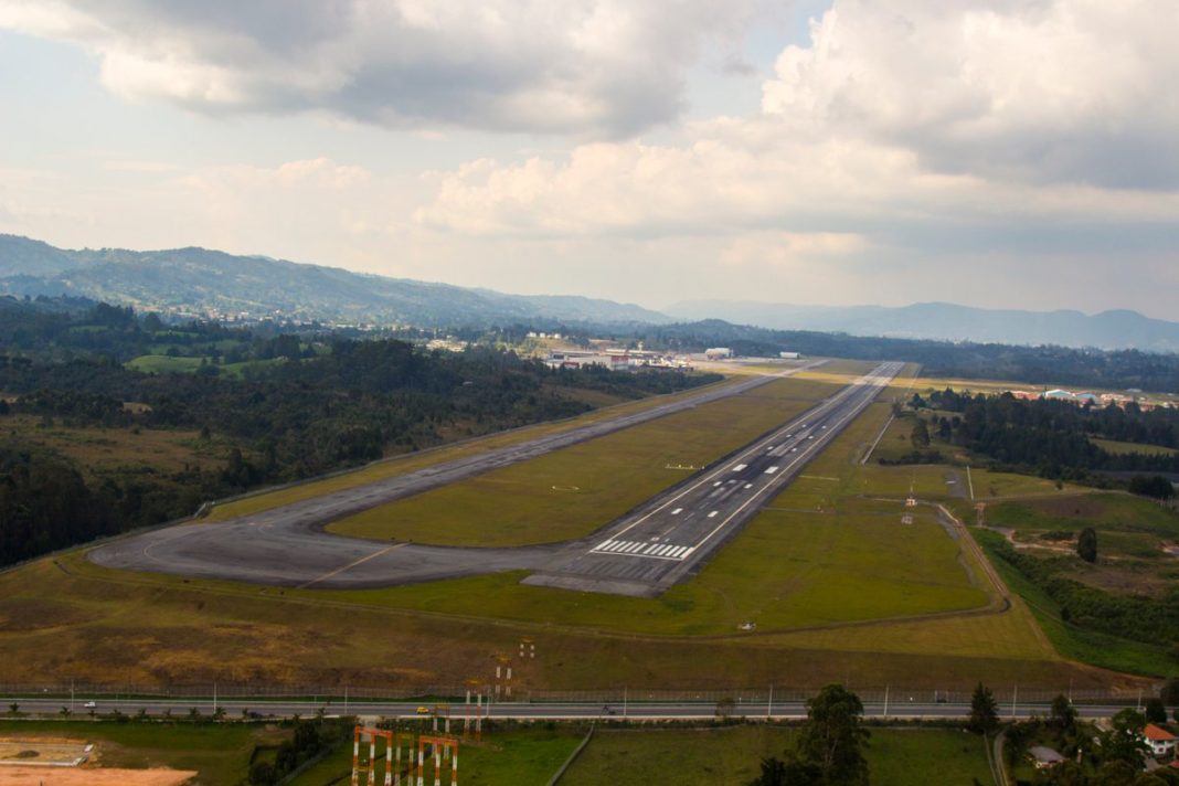 Cerrado El Aeropuerto José María Córdova Por Reparcheo De Bache En Pista