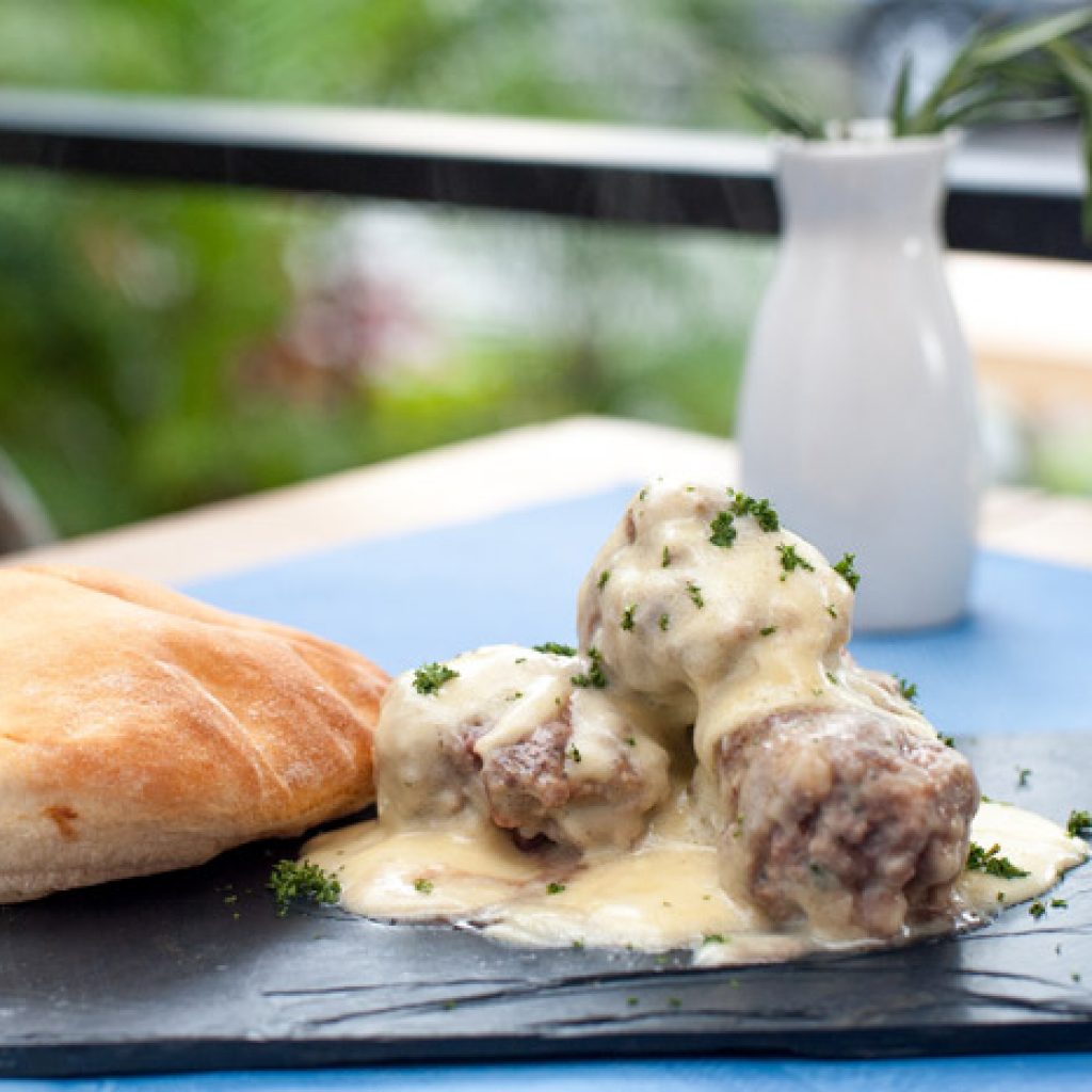 Albóndigas en salsa de huevo y limón