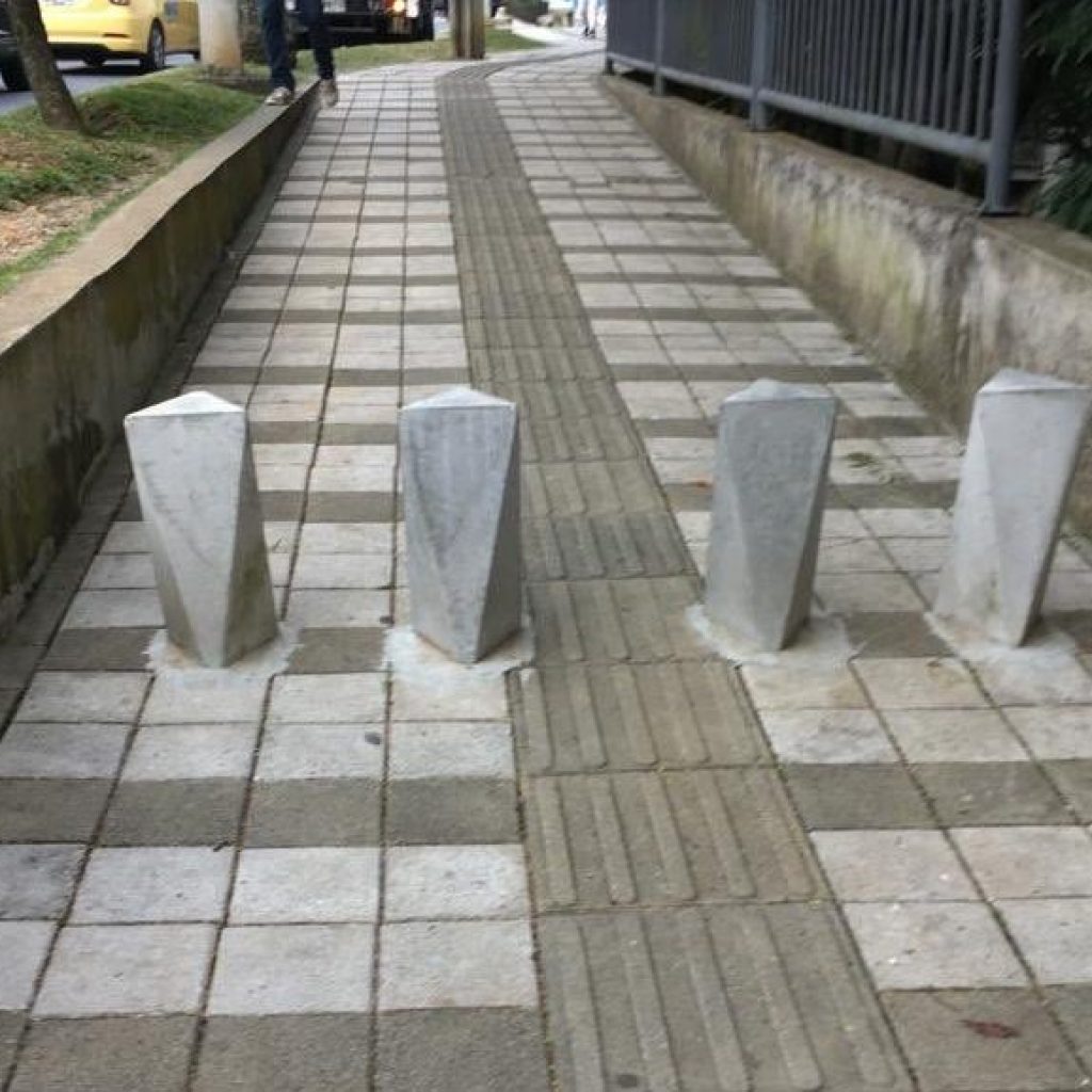 Colombia Accesible denunció bolardos que particulares instalaron en San Lucas