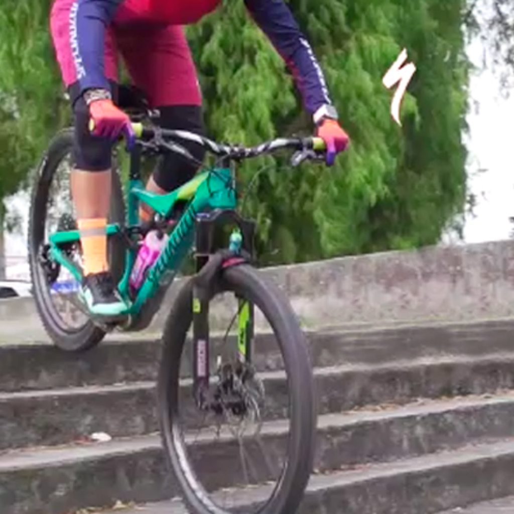 Bajar escaleras en la bicicleta