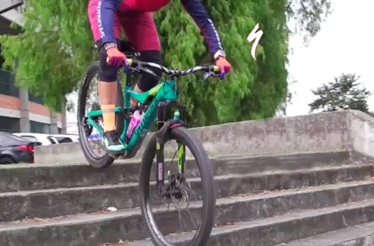Bajar escaleras en la bicicleta