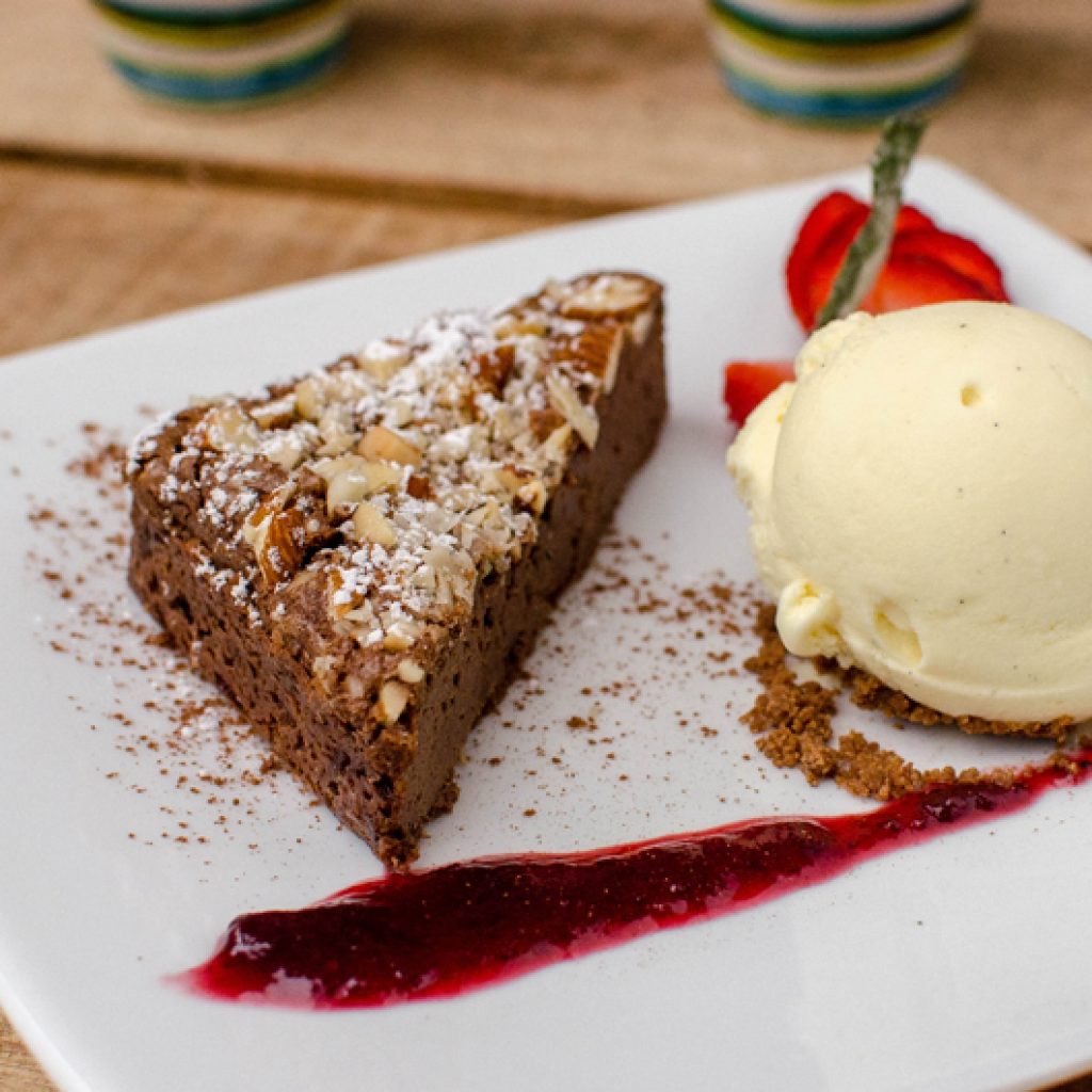 Brownie nueces y mermelada de frutos rojos