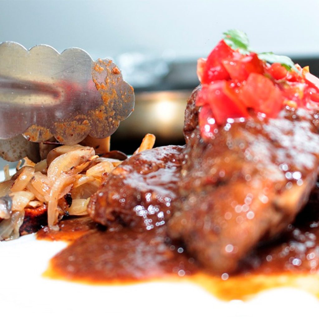 Costilla de cerdo en chile morita y ciruelas