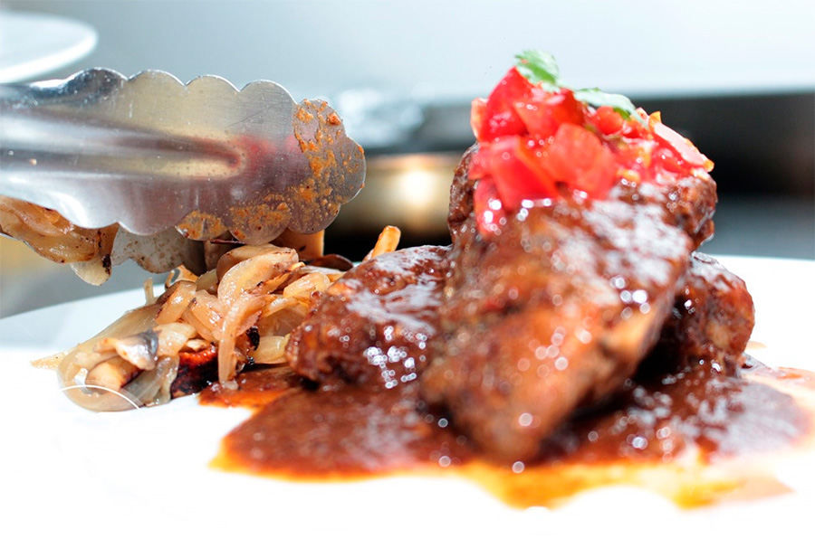 Costilla de cerdo en chile morita y ciruelas