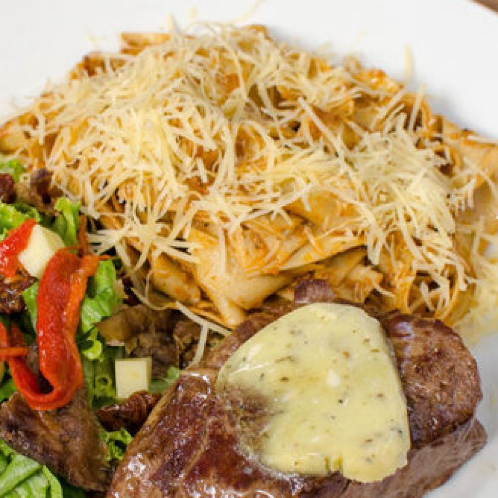 Solomito roquefort, pappardelle en salsa de pesto de rojo y ensalada Olivenza
