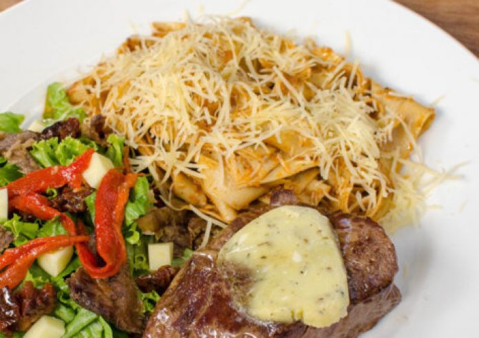 Solomito roquefort, pappardelle en salsa de pesto de rojo y ensalada Olivenza Solomito roquefort, pappardelle en salsa de pesto de rojo y ensalada Olivenza