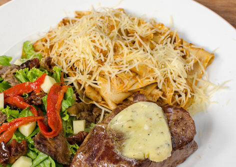 Solomito roquefort, pappardelle en salsa de pesto de rojo y ensalada Olivenza