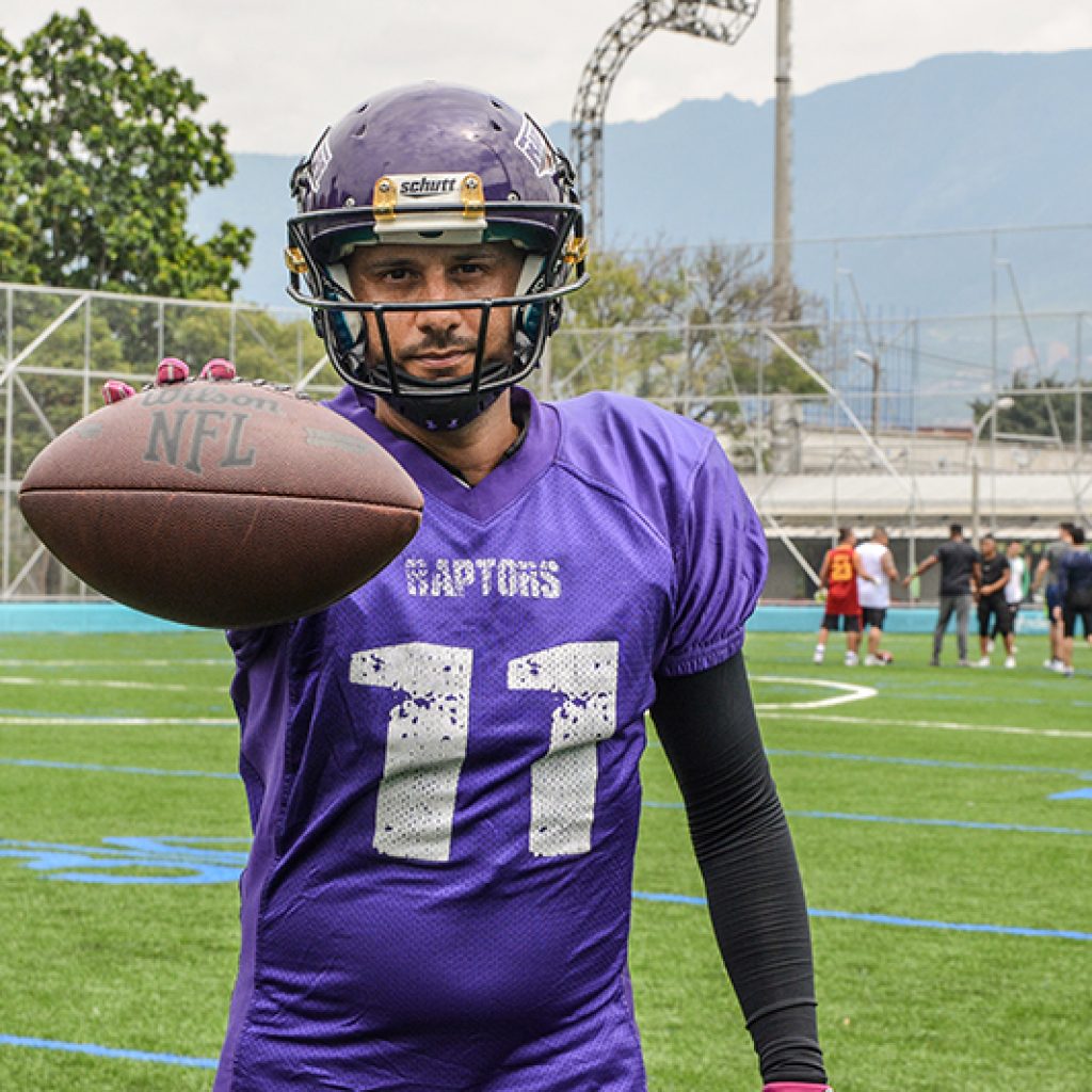 Fútbol americano en Medellín un touchdown con miles de anotadores