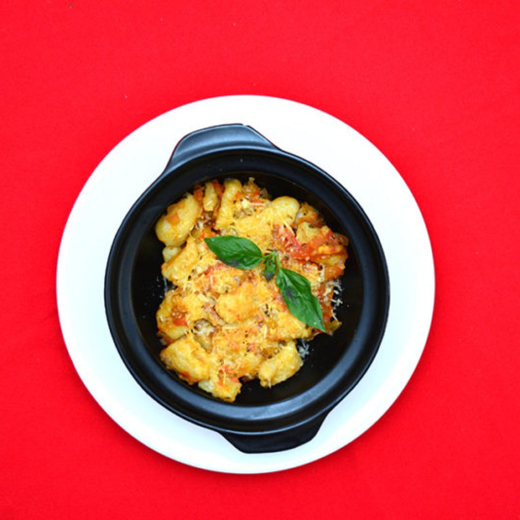 Gnocchis gratinados con tomate, albahaca y queso