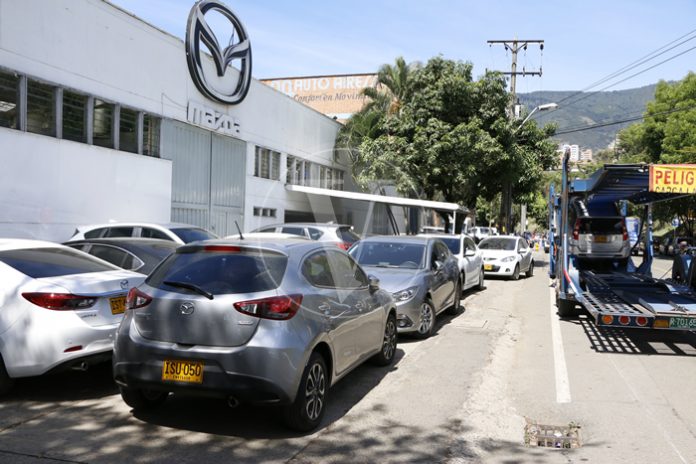 malparqueados en calles y andenes de El Poblado