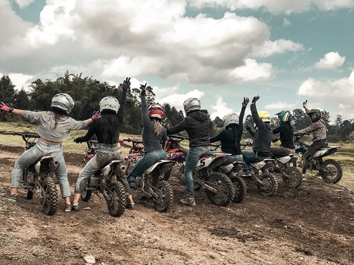 El motocross para mujeres todoterreno