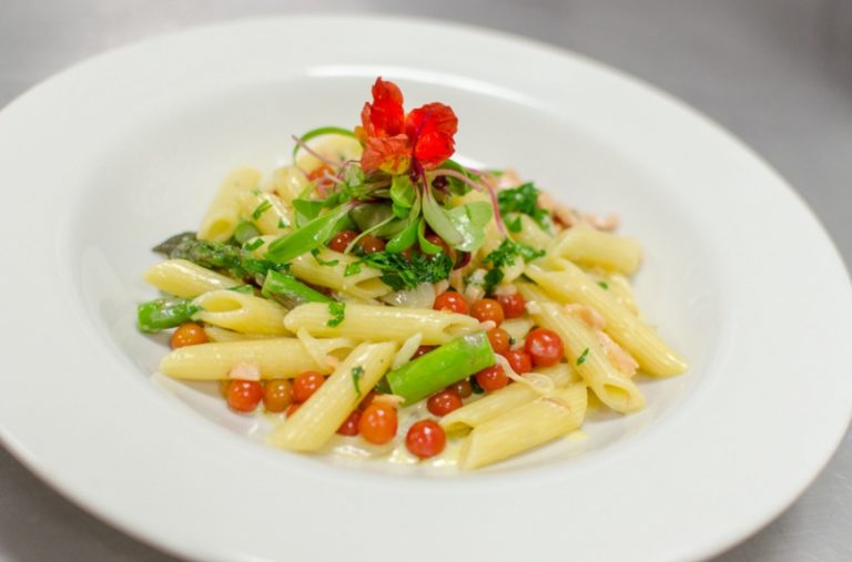 Penne rigatti con salsa de salmón ahumado