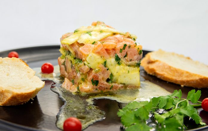 Tartare de salmón con alcachofas una entrada deliciosa y muy fácil de hacer.