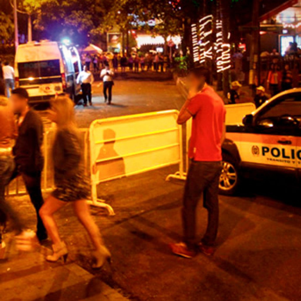 El microtráfico y la prostitución se apoderaron de la llamada "zona rosa" en Medellín. La ciudadanía se preocupa mientras autoridades prometen intervención a largo plazo. 