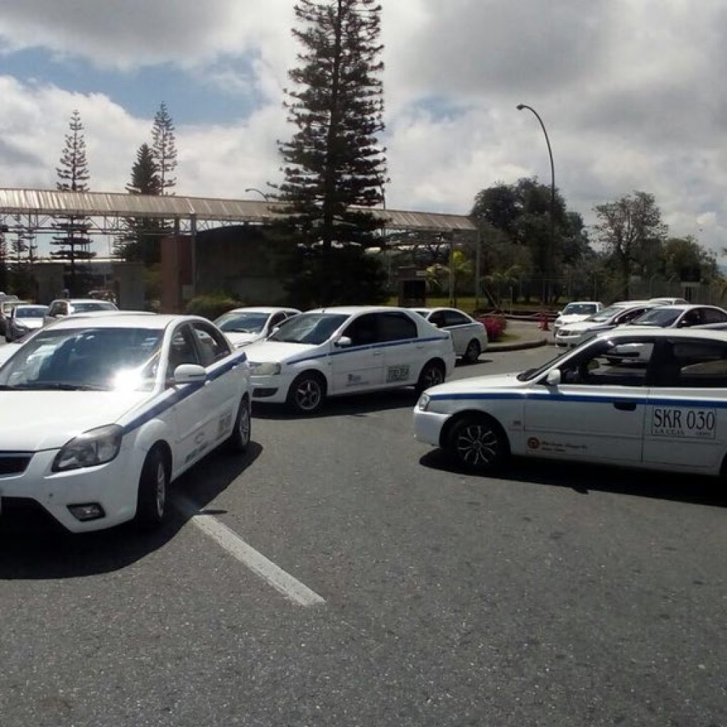 Taxistas bloquean ingreso al aeropuerto Jose María Córdova