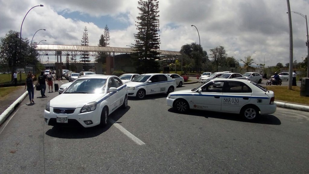 Taxistas bloquean ingreso al aeropuerto Jose María Córdova