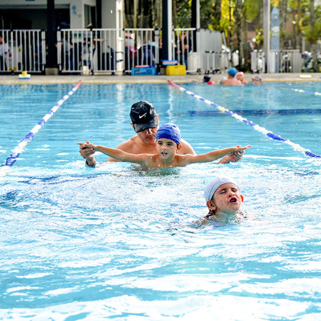 Clases de natación en el Centro Deportivo Brazadas en San Lucas.