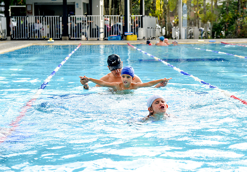 Clases de natación en el Centro Deportivo Brazadas en San Lucas.